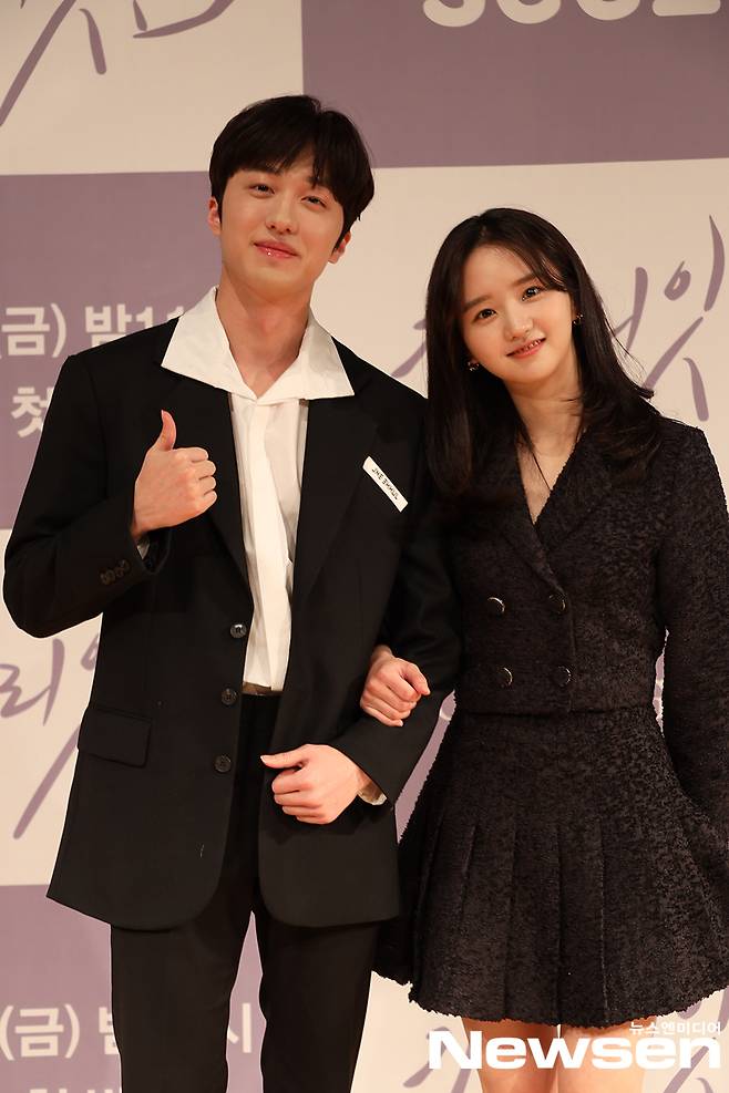 SF9 Kang Chan-hee (Kang Chan-hee) and Park Jung-yeon pose at the production presentation of KT Seezn (season), the first midform Drama-SKY original drama Gashiri-itgo which was held online on the afternoon of February 26.(Photo service = Conversational Stevie