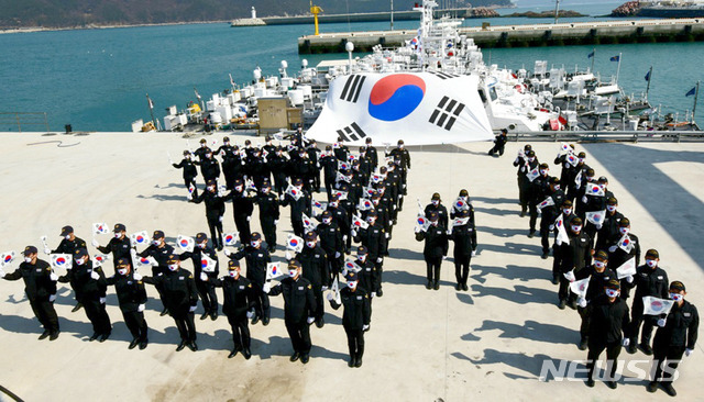 [완도=뉴시스] 전남 완도해양경찰서가 제102주년 3·1절을 맞아 독립운동 정신을 고취하기 위해 태극기 퍼포먼스를 펼치고 있다. (사진=완도해경 제공). 2021.02.26. photo@newsis.com *재판매 및 DB 금지