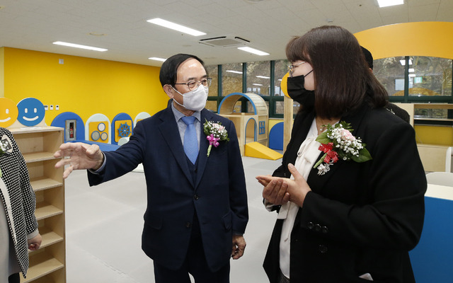 옛 군수관사에 새로 들어선 공공직장어린이집을 둘러보는 심민 임실군수(왼쪽). *재판매 및 DB 금지