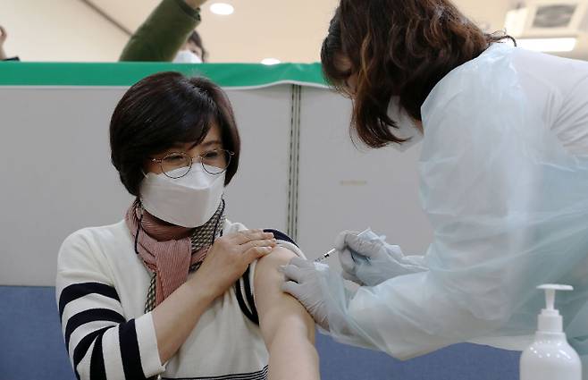 김미숙씨가 26일 충남 홍성군 보건소에서 백신 을 맞고 있다. 충남도 제공