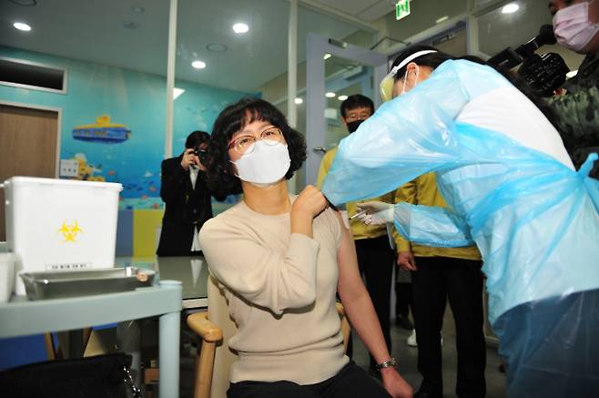 예산군노인요양원에 근무하는 이주희(50) 간호사가 예산군에서 처음으로 백신을 접종했다. 예산군 제공
