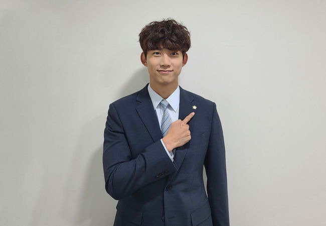 Actor Ok Taek Yeon has begun to encourage Vinsenzo shooter.On the 26th, Ok Taek Yeons agency 51K released the scene behind-the-scenes cut of Ok Taek Yeon, which is appearing in the role of The International Lawyer Jean Runner-up in TVNs Saturday Drama Vincenzo (playplayplay by Park Jae-beom, director Kim Hee-won, planning studio dragon, production logos film).In the photo released on the day, Ok Taek Yeon overwhelms his gaze with achromatic suits and warm visuals, transforming perfectly into a runner-up.In the photo, there is a warm image of Ok Taek Yeon, which is a flawless visual that makes her feel excited and even her beauty hot.Especially, Ok Taek Yeon, who shows a bright smile pointing to the Lawyer badge, shows a 100% synchro rate with Hunan Lawyer Jean runner-up and raises expectations by capturing the eye.On the first episode of Vincenzo on the 20th, Ok Taek Yeon announced the successful CRT announcement in a year with the Intern Lawyer Jean Runner-up character with the wrong charm.Jean-runner-up is a native of the Confucian school, and although his words are short, up and down, he follows his senior and shooter, Car pool (Jeon Yeo-bin), as well as a straight-up man with purity that does not hide his favorite mind as a reason.Runner-up is playing a Shim-steeler role by drawing a unique and humorous dumb with a pleasant charm unique to Ok Taek Yeon, and expectations and attention are gathering for future activities.Ok Taek Yeon expresses his deep affection for the runner-up character and It is so fun to spend time as a runner-up on the Vinsenzo film.The purity of the runner-up, which knows how to express your feelings without hiding your feelings from the first time I saw the script, was impressive, and I was sympathetic because it resembled my appearance of sharing a happy or pleasant moment with people around me. I am trying hard to see how to show the Car pool hope runner-up more freshly, and I am making a lot of efforts in the field.Id like to ask you to expect it and use it, he said.Vincenzo is broadcast every Saturday through Sunday at 9 p.m.51K