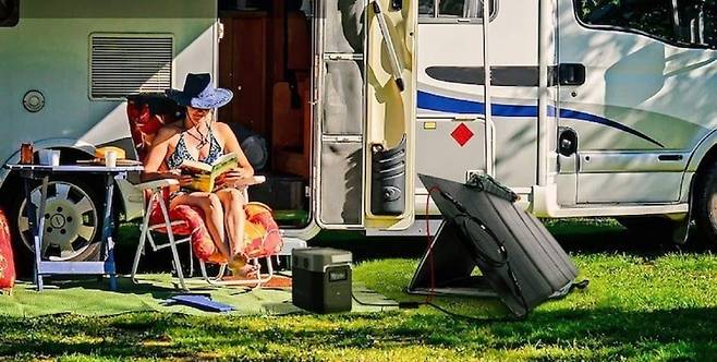 야외에서의 태양광 충전은 파워뱅크에 있어 지속적인 충전이 가능해 사용 시간을 늘릴 수 있다