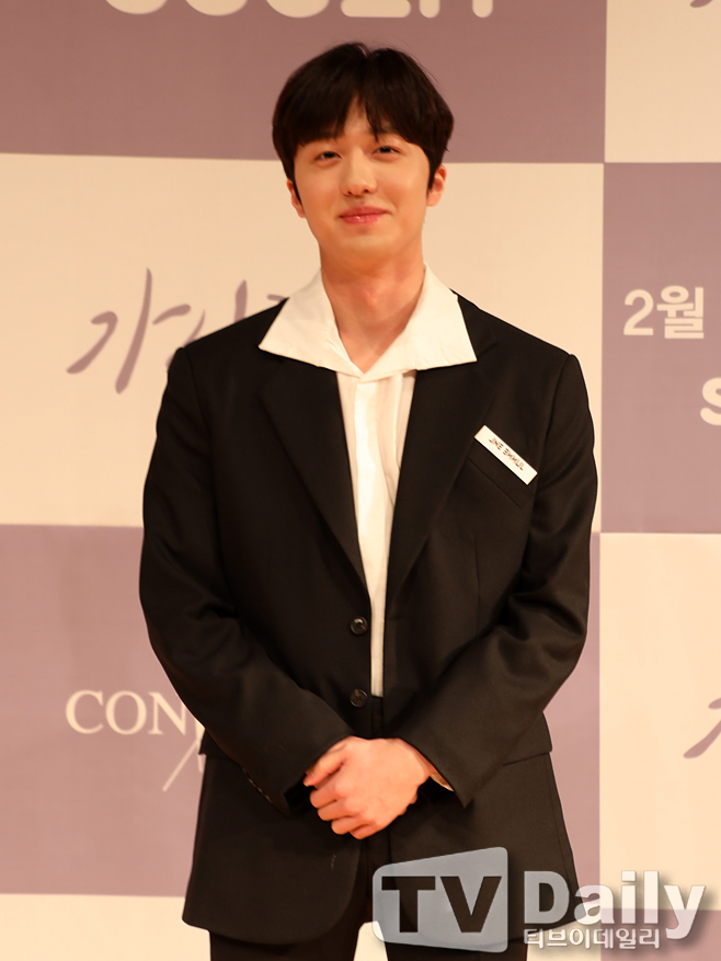 KT Seezn (season)s first mid-form drama Gashiri-itgo production a presentation was broadcast live online on Wednesday afternoon.Kang Chan-hee, who attended the production a presentation on the day, poses..Gashiri Itgo is a fantasy music romance that depicts the fate, love, and dreams of 27-year-old genius musician Park Yeon (Kang Chan-hee) and 22-year-old busking girl Min Yoo-jung (Park Jung-yeon) who have surpassed 600 years, and will be unveiled for the first time on TV on Sky TVs comprehensive drama entertainment channel, Sky TV,