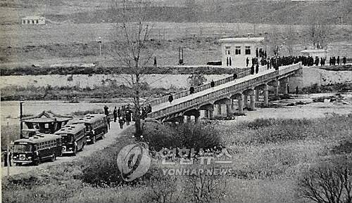 북한에 납치 후 11개월만에 귀한한 푸에블로호 승무원들 (판문점=연합뉴스) 1968년1월 23일 미정보함 푸에블로호가 북한에 납치되자 극동정세는 긴장에 휩싸였다. 미, 북한간의 28차에 걸친 비밀 협상 끝에 승무원 82명은 12월 23일 만 11개월만에 판문점에서 미군에게 넘겨졌다. 판문점 돌아오지 않는 다리를 건너오는 승무원들.1968.12.23