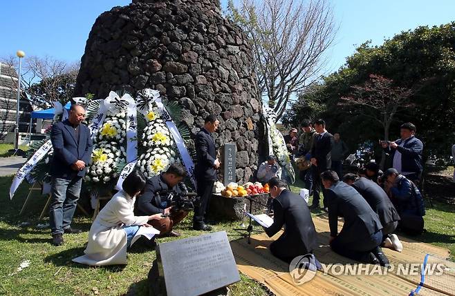 제주 4·3해원방사탑제 봉행 (제주=연합뉴스) 제주시 신산공원 4·3해원방사탑 앞에서 제주4·3 문제의 완전한 해결을 기원하는 해원방사탑제가 봉행되고 있다. 해원방사탑은 4·3 50주년인 1998년 4월 4·3 희생자들의 원혼을 달래고 4·3 문제의 완전한 해결을 염원하며 제주도 전역에서 모아 온 돌멩이 하나하나를 쌓아 올려세운 탑이다. [연합뉴스 자료사진]