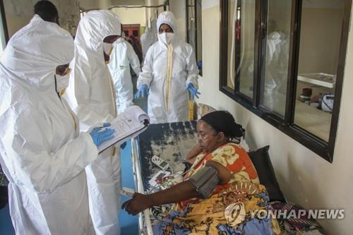 지난 24일 소말리아 병원에서 의사들이 산소 의존 코로나19 환자를 돌보고 있다. [AP=연합뉴스]