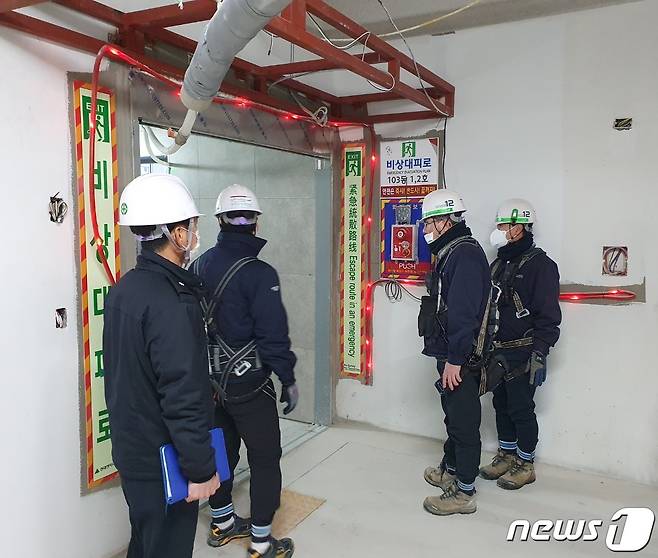 전남소방본부 관계자들이 전남지역의 건축 공사 현장에서 안전점검을 진행하고 있는 모습.(전남도 제공) 2021.2.27/뉴스1 © News1 전원 기자