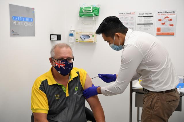 [시드니(호주)=AP/뉴시스]스콧 모리슨 호주 총리가 21일 시드니의 캐슬 힐 메디컬센터에서 신종 코로나바이러스 감염증(코로나19) 백신 예방접종을 받고 있다.