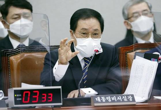 유영민 대통령 비서실장이 24일 서울 여의도 국회에서 열린 운영위원회 전체회의에서 질의에 답변하고 있다. 오종택 기자