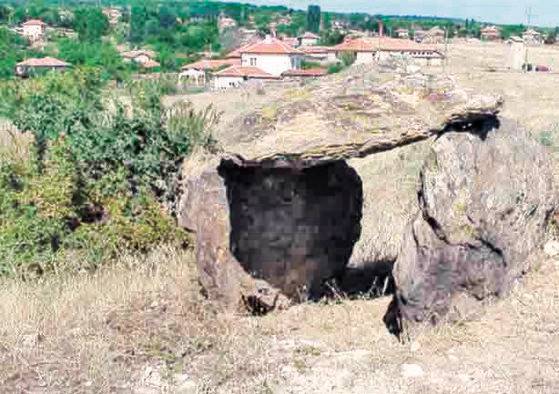 불가리아에 남아 있는 고조선식 고인돌 무덤과 적석총. [사진 토닌, 위키피디아, 히스토리움닷컴, 비엔나 문화역사박물관]