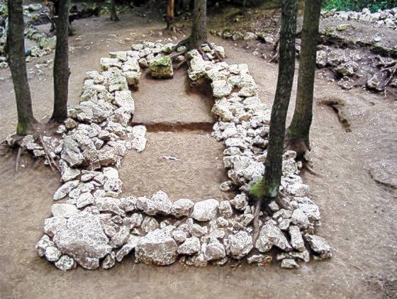 불가리아에 남아 있는 고조선식 고인돌 무덤과 적석총. [사진 토닌, 위키피디아, 히스토리움닷컴, 비엔나 문화역사박물관]