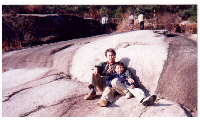 아버지는 쉬는 날이면 아들을 데리고 산에 올랐다. 1992년 가을 북한산에서 박상수(왼쪽)·박준 부자. 박준 시인 제공