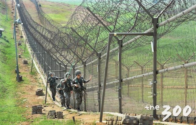 육군 전방 사단 GOP 경계병들이 철책 점검을 하고 있다. (사진=국방부)