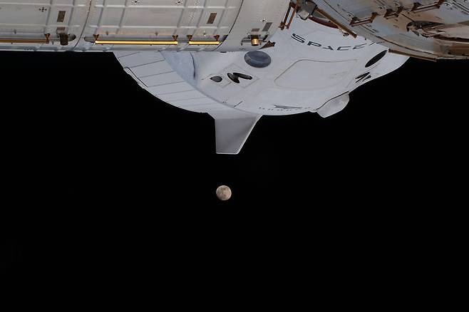 스페이스X의 크루 드래건이 우주정거장에 도킹하는 모습.[출처 NASA]