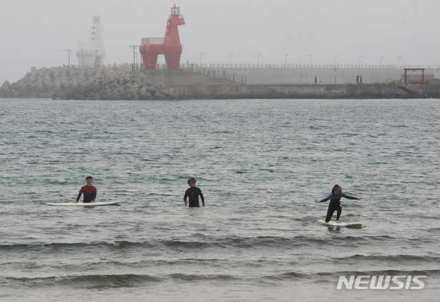 [제주=뉴시스]우장호 기자 = 제주시 이호동 이호해수욕장 해변에서 레저객들이 서핑을 배우는데 한창이다. (사진=뉴시스DB) woo1223@newsis.com