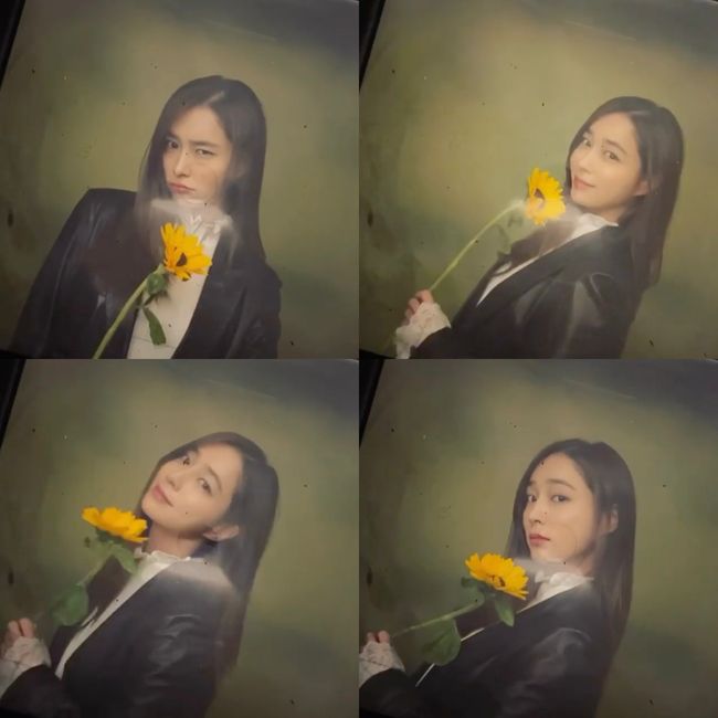Actor Lee Min-jung remembered the past that was unchangingly beautiful.On the afternoon of the 27th, Lee Min-jung posted a video on his personal SNS saying, When is this?Lee Min-jung in the video is posing freely with a sunflower.Lee Min-jung caught the public eye at once, sporting humiliating visuals at any angle.In particular, Lee Min-jung responded to the comments of the fans one by one, and this time he left the big comment.First, Lee Min-jung laughed, saying, You won when you say, Would you give me a comment?Lee Min-jung also said that a fan said, Minjung sister is also SelfieMaster Show. It is not the Master Show ... .What are you doing? I replied, Im waiting in the middle of the shooting.Meanwhile, Lee Min-jung has a son with Lee Byung-hun in 2013 and marriage.Lee Min-jung SNS