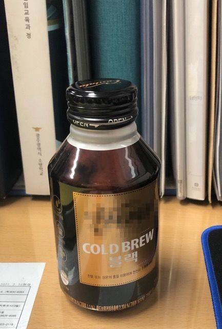 음료 진열대 온도계가 고장난 듯 뜨거웠던 콜드브루.