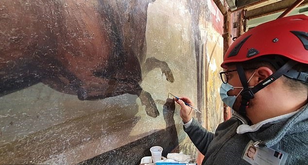 2000년 전 고대도시 폼페이의 프레스코 벽화를 복원 중인 전문가