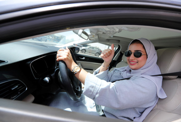 사우디아라비아에서 여성 운전이 가능해진 2018년 6월 한 여성이 차 안에서 운전대를 잡고 엄지를 들어 보이고 있다. 서울신문 DB