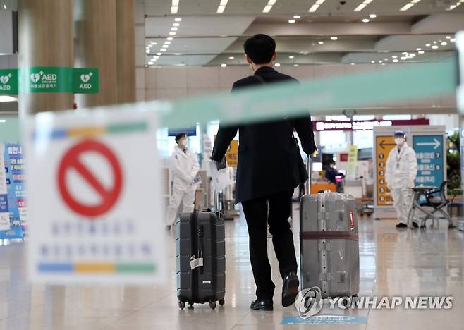 영국발 변이 바이러스에 공항 방역 '비상' (영종도=연합뉴스) 임헌정 기자 = 영국발 신종 코로나바이러스 감염증(코로나19) 변이 바이러스로 4차 유행에 대한 우려가 커지는 가운데 5일 영종도 인천국제공항에서 해외 입국자들이 방역 관계자의 안내를 받고 있다. 2021.2.5 kane@yna.co.kr