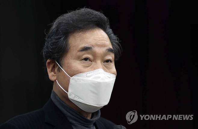 더불어민주당 이낙연 대표 (김해=연합뉴스) 김동민 기자 = 이낙연 더불어민주당 대표가 27일 경남 김해시 김해 중소기업비즈니스센터 대회의실에서 열린 '소상공인 온·오프라인 대담'에 참석해 인사말하고 있다.2021.2.27 image@yna.co.kr