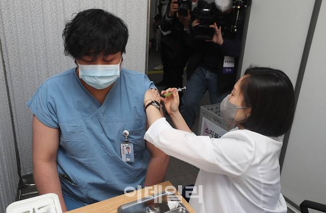27일 오전 서울 중구 국립중앙의료원 중앙예방접종센터에서 한 의료 종사자가 화이자 백신을 맞고 있다. (사진=사진공동취재단)