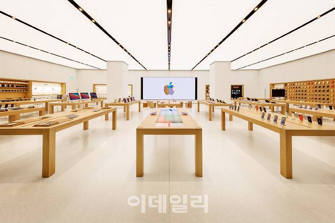 애플은 26일 여의도 IFC에 국내 두번쨰 공식 매장을 열었다. 내년에는 3호점을 오픈하는 등 국내 시장 공략에 본격적으로 나설 전망이다. (사진= 애플)