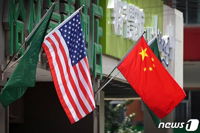 미국 성조기와 중국 오성홍기. © AFP=뉴스1