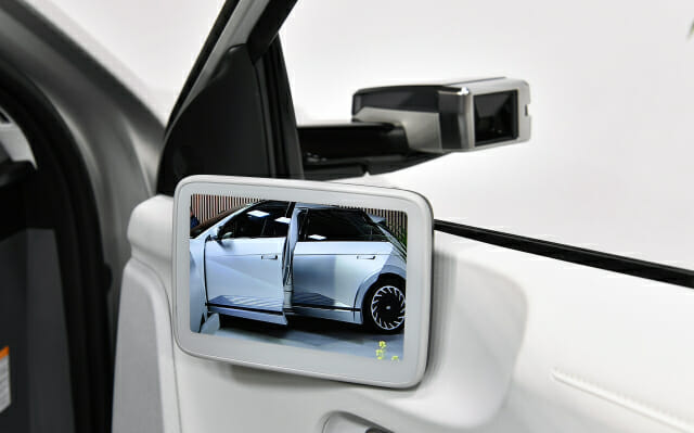 현대차 아이오닉 5에 디지털 사이드 미러가 장착되면 차량 안쪽 A필러 부근에 OLED 모니터가 장착된다. (사진=현대차)