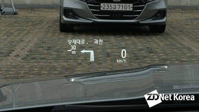 혼다 어코드 하이브리드 실내 헤드업 디스플레이에 카카오 내비 경로 콘텐츠가 연동된 모습