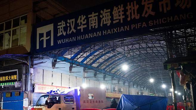 코로나 대유행 초기 중국 우한의 확진자들은 다수가 화난 수산시장을 방문했던 것으로 밝혀졌다./AFP연합뉴스