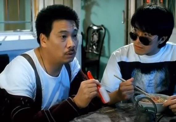 영화 '도학위룡'에서 오맹달과 주성치는 부자지간의 역할을 맡으면서 콤비 흥행영화의 시작을 알렸다. 사진=영화 도학위룡 갈무리