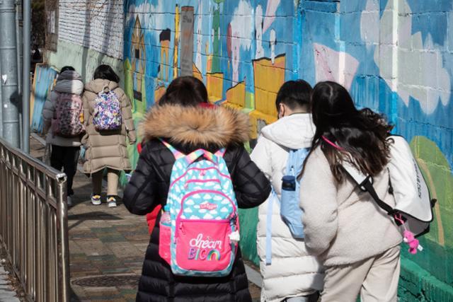지난달 28일 서울의 한 초등학교에서 학생들이 하교하고 있다. 뉴스1