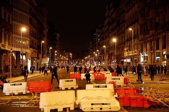 27일 밤 바르셀로나 시민들이 하셀의 체포에 항의하는 시위를 벌이며 거리에 바리케이드를 설치하고 있다. EPA=연합뉴스
