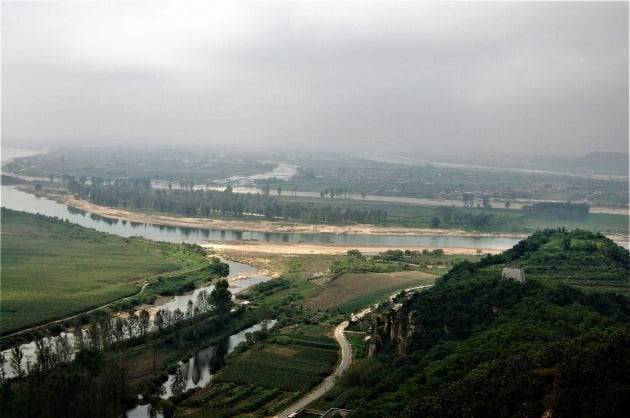 압록강 하류 북한과 거의 붙은 고구려 박작성인 현재 중국의 호산장성 위에서 바라본 북한. 사진=윤명철 동국대 명예교수·우즈베키스탄 국립 사마르칸트대 교수
