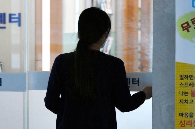 지난 17일 서울 강서구 서울서부근로자건강센터 관계자가 센터로 들어가고 있다. 윤성호 기자