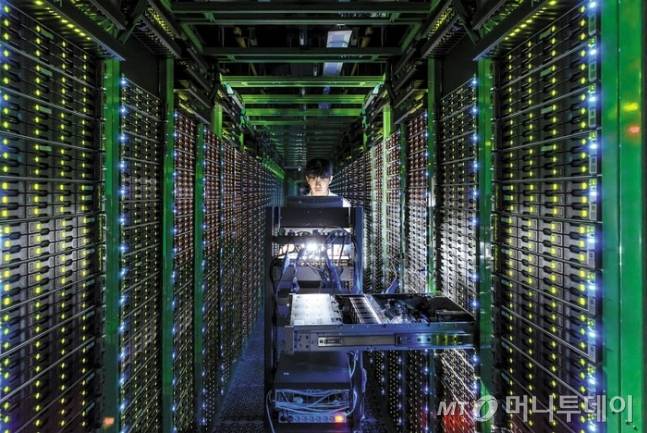 강원도 춘천에 있는 네이버 제1 데이터센터 '각(閣)' 내부에서 직원이 모니터로 데이터센터 가동 현황을 모니터링하고 있다. 데이터센터 서버는 서버용 D램과 SSD(솔리드 스테이트 드라이브), HDD(하드디스크 드라이브) 등으로 구축된다. 초대형 데이터센터의 경우 서버가 10만대 이상 설치된다. /사진제공=네이버