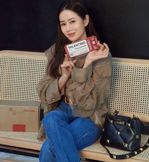 Actor Son Ye-jin shows off his watery Beautiful looksSon Ye-jin posted two photos on Instagram on the 28th with the words Lets enjoy Valentinos fashion show together at 10 pm Korean time on March 1.In the photo, Son Ye-jin stared at the camera with a light smile. The charm of pure loveliness steals his gaze.Son Ye-jin is in public with Actor Hyun Bin.