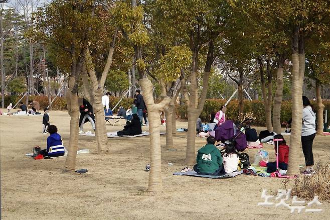 2월 마지막 주일인 28일 부산시민공원에 나들이객이 몰렸다. 송호재 기자