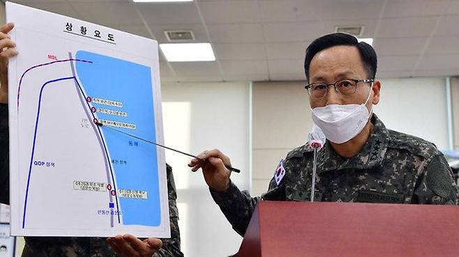 박정환 합참 작전본부장이 국회 국방위에서 헤엄 귀순 사건을 설명하고 있다.