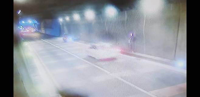 오토바이 사망사고 당시 만덕2터널 내부 모습. 폐쇄회로(CC)TV 영상 캡처. 부산 동래경찰서 제공