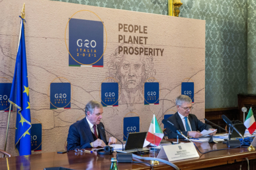 26일(현지 시간) 주요 20개국(G20) 의장국인 이탈리아의 다니엘레 프랑코(오른쪽) 재무장관과 이그나지오 비스코 중앙은행 총재가 로마에서 G20 재무장관 및 중앙은행 총재 화상회의를 주재하고 있다. /EPA연합뉴스