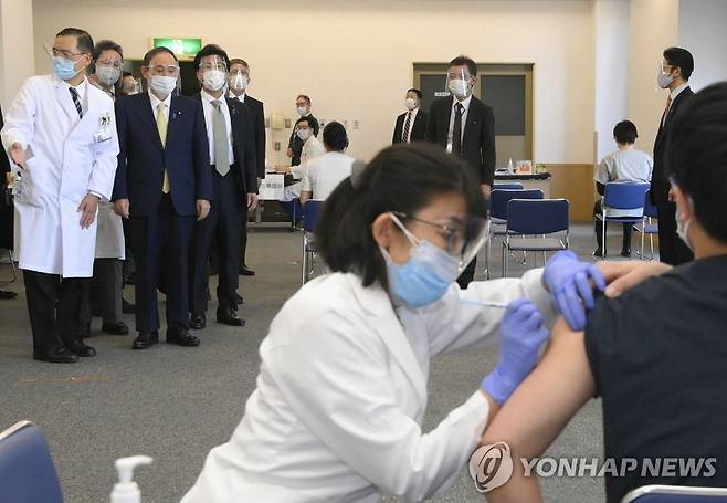 코로나19 백신 접종 현장 찾은 스가 일본 총리 (도쿄 지지통신/AFP=연합뉴스) 스가 요시히데(위 왼쪽 2번째) 일본 총리가 지난 18일 도쿄에 있는 국영 도쿄 메디컬센터에서 신종 코로나바이러스 감염증(코로나19) 백신 접종 모습을 지켜보고 있다. leekm@yna.co.kr