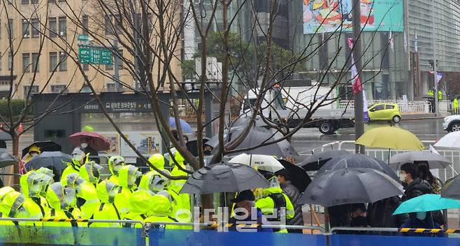 1일 오후 서울 종로구 광화문광장 인근에서 모이고 있는 집회 참가자들과 이를 저지하려는 경찰 간 대치하는 모습(사진=이용성 기자)
