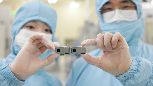 삼성전기 연구원들이 소위 '카툭튀' 없이도 광학 10배 줌이 가능한 스마트폰용 듀얼 폴디드 카메라모듈을 소개하고 있다. <삼성전기 제공>
