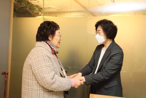 정영애(오른쪽) 여성가족부 장관과 위안부 피해자인 이용수 할머니가 1일 오후 서울 광화문 인근에서 만나 현안에 대한 의견을 나눴다. /사진=뉴시스