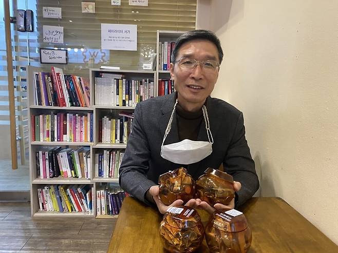지난 2월8일 서울 마포구 공덕동 한겨레통일문화재단을 찾은 이현덕씨가 가족들과 모은 돼지저금통을 꺼내 보이고 있다. 김지은 간사