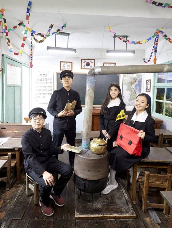 표지=타임머신을 타고 1960년대로 떠난 듯 옛 교복을 입은 소중 학생기자단이 과거 교실을 재현한 서울교육박물관에서 포즈를 취했다. 왼쪽부터 안강(경기도 관문초 6)·문제원(대전 도안초 6) 학생기자·박성경(서울 용강중 1)·윤현지(서울 잠신초 6) 학생모델. 사진=임익순(오픈스튜디오)