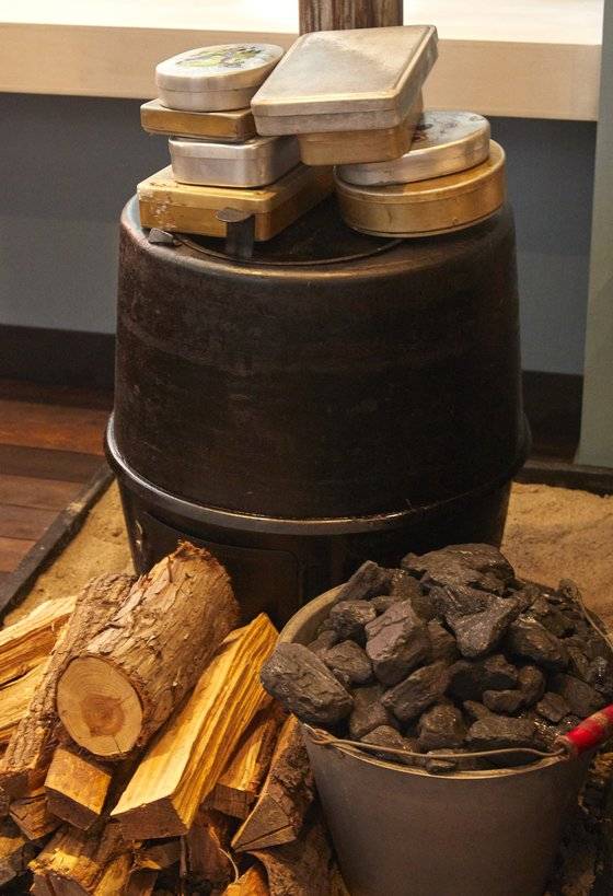 옛날 교실에는 교실 한가운데 난로가 있었다. 겨울철에는 난로 위에 양은 도시락을 겹겹이 쌓아두고 데워 먹었다.